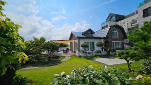济州市Someday Jeju的前面有草坪的房子