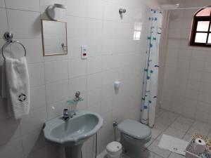 圣代佩德罗Giardino Mediterraneo的白色的浴室设有水槽和卫生间。