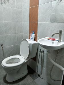 宋溪Adiniz@HotSpring Sg Klah的一间带卫生间和水槽的浴室