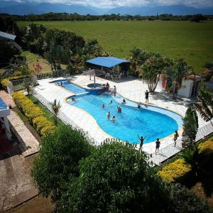 San MartínHOTEL EL RUBY的大型游泳池的顶部景色,里面的人