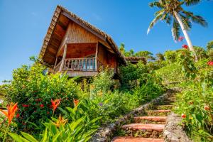 科罗尔Palau Carolines Resort的一座房子,设有通往花园的楼梯