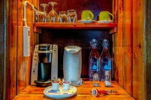 科罗尔Palau Carolines Resort的配有咖啡壶和饮料的木柜