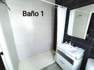 梅里达Los Álamos的带淋浴和盥洗盆的浴室