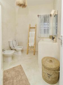 瓦塔穆Cacuki Boutique House的白色的浴室设有卫生间和水槽。