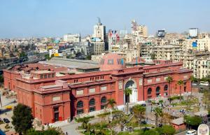 开罗Great room downtown的一座大型红砖建筑,以城市为背景