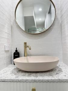 黄金海岸希拉纹假日公寓的浴室设有大型白色水槽和镜子