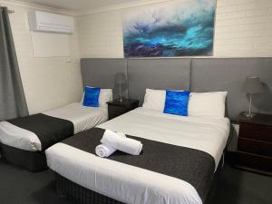 弗兰克斯顿弗兰克斯顿旅馆的酒店客房 - 带两张带蓝色枕头的床