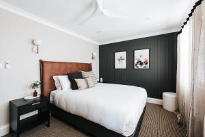 马奇McKenna Terraces的一间卧室设有一张床和黑色的墙壁