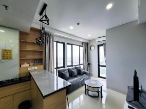 巴淡岛中心Palam Mansion at Apartment One Residence的厨房以及带沙发的起居室。