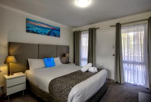 弗兰克斯顿弗兰克斯顿旅馆的一间卧室设有一张大床和两个窗户。