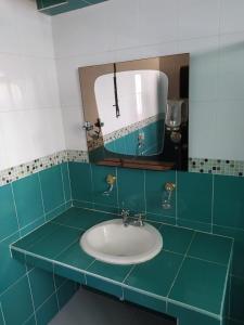 普埃布拉Hotelito Ejido de la 10的一间带水槽和镜子的浴室