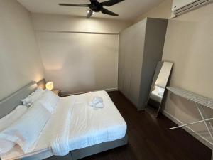 Bandar Baru BangiINAP DESA EVO BANGI的一间卧室配有一张带吊扇的床