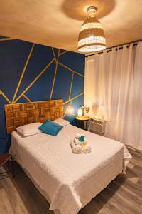 别克斯Vieques Tropical Guest House的一间卧室配有带毛巾的床