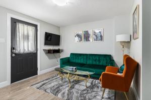 蒙克顿One bedroom apartment Moncton North !的客厅配有绿色沙发和玻璃桌