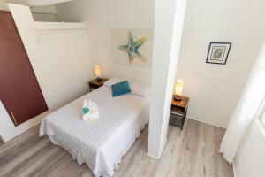 别克斯Vieques Tropical Guest House的一间带一张床和两盏灯的小卧室