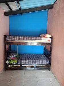 伊瓦拉Villas Norita的一间设有两张双层床的蓝色墙壁客房