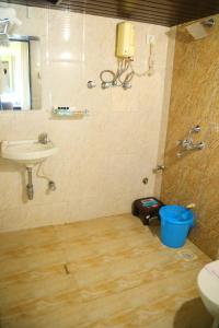 孟买Country Inn & Suites By Turtle的一间带水槽、卫生间和镜子的浴室