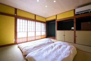 Mitsuhama三津ミーツ的大房间设有两张床铺和窗户