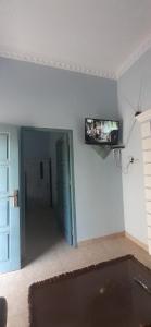 TalangbetutuVILLA INTAN PALEMBANG的客厅的墙上配有电视