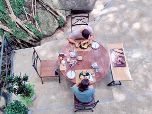 哈普特莱GlenMyu Estate的两人坐在木桌旁,上面有食物