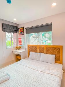 头顿Love Hotel & Apartments的一间卧室设有一张大床和一个窗户。
