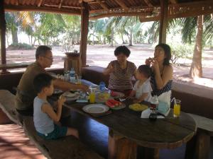 卡特勒格默Yala Big Game Drive with Heina Eco Team (3 Day 2 Night)的坐在餐桌旁吃饭的家庭