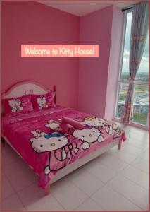 古晋TT3 Soho@Tabuan Tranquility near Unimas,Tunku Putra的一间卧室配有带粉红色墙壁的Hello风筝床