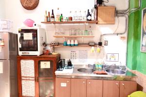 台南福憩背包客栈- 缘憩馆的一间带水槽和微波炉的小厨房