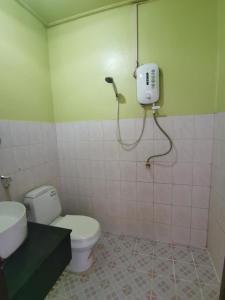 万荣华泰酒店HUA TAI HOTEL的浴室配有白色卫生间和盥洗盆。