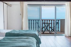 Harada白浜大洋マンション的一间卧室配有一张床,享有海景