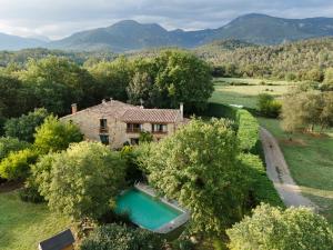 贝萨卢Alojamiento con encanto en Cataluña的享有带游泳池的房屋的空中景致