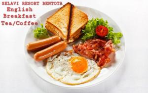 本托塔Selavi Resort Bentota的包括鸡蛋香肠和烤面包的早餐食品