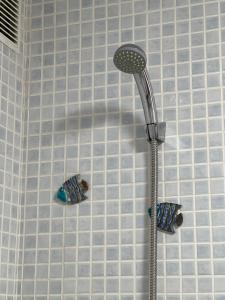 拉伊斯莱塔德尔摩洛Isleta 5的浴室铺有白色瓷砖,设有淋浴。