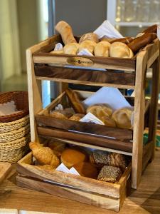 宾茨Hotel Villa Schwanebeck的两个装满不同面包的木箱