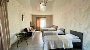 库塔伊西Hotel West Face的酒店客房设有两张床和吊灯。
