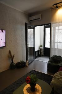 普里什蒂纳Oldtown Apartment in Prishtina的客厅配有桌子和沙发