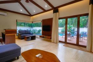 萨利加奥Tropical villa by Happyinch的客厅配有沙发和桌子