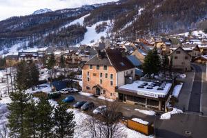 拉萨尔莱阿尔佩Auberge de Jeunesse HI Serre-Chevalier的雪中小镇的空中景色