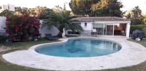 勒卡内logement individuel的一座房子的院子内的游泳池