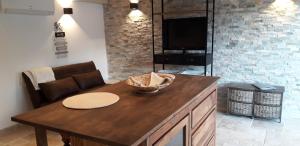 勒卡内logement individuel的厨房配有桌子、沙发和电视