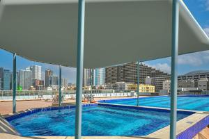 沙迦阿尔布斯坦酒店的一座城市天际线的游泳池