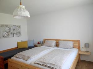 普雷瑟格尔塞Haus Bübl的一间卧室配有一张带两个枕头的木床