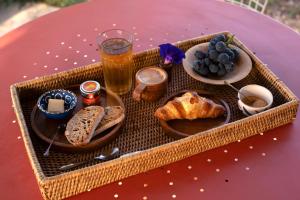 古尔Nuit insolite au milieu des vignes的桌上的面包和食物托盘,配上一杯啤酒