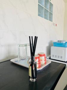 Thung Si KanCondo popular T8 fl.6的厨房柜台上装有棍棒的玻璃瓶