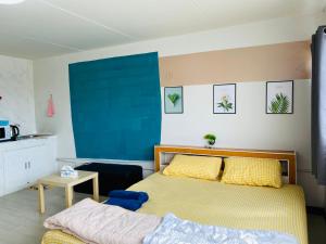 Thung Si KanCondo popular T8 fl.6的一间卧室设有一张床和蓝色的墙壁