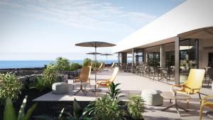 戈梅拉岛圣塞瓦斯蒂安BANCAL HOTEL and SPA的庭院的 ⁇ 丽景色,配有桌椅
