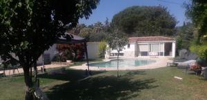 勒卡内logement individuel的庭院中带游泳池的房子