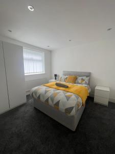 利物浦Modern 4 Bed - 10 mins to centre的白色的卧室设有床和窗户