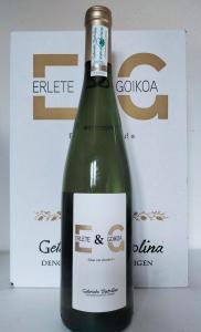 德巴Agroturismo Erlete Goikoa的盒子前一瓶绿葡萄酒
