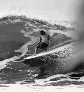 乌鲁瓦图Uluwatu Surf Shack的海浪冲浪的人